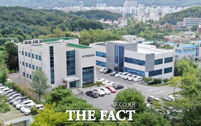 알테오젠이 창업주 박순재 회장이 대표이사직에서 물러나고 전태연 부사장을 신임 대표이사로 선임하며 경영 구조를 개편했다. 사진은 알테오젠 본사. /알테오젠