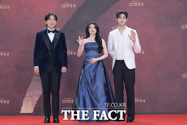'KBS 연기대상' MC를 맡은 장성규와 남지현, 문상민(왼쪽부터)이 31일 오후 서울 영등포구 여의도 KBS 신관에서 열린 'KBS 연기대상' 포토월에 참석해 포즈를 취하고 있다. /박헌우 기자