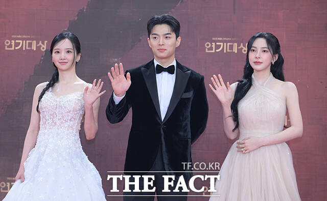 배우 박정연과 손상연, 신수현(왼쪽부터)이 31일 오후 서울 영등포구 여의도 KBS 신관에서 열린 'KBS 연기대상' 포토월에 참석해 포즈를 취하고 있다. /박헌우 기자