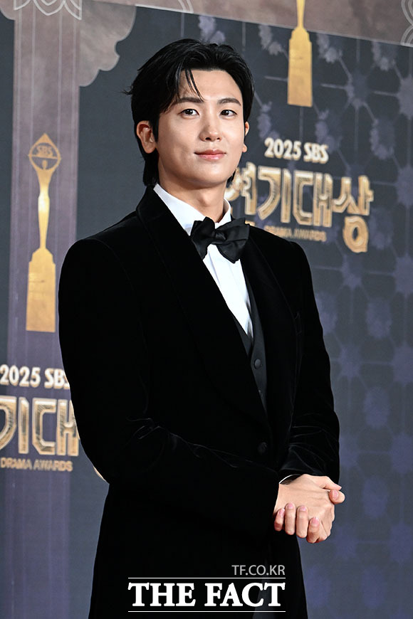 'SBS 연기대상' 대상 후보에 이름 올린 배우 한지민과 윤계상, 이제훈, 박형식(왼쪽부터).