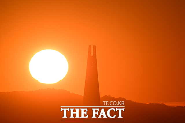 2025년 마지막 날인 31일 오전 서울 종로구 인왕산에서 바라본 롯데월드타워 위로 해가 떠오르고 있다. /박헌우 기자