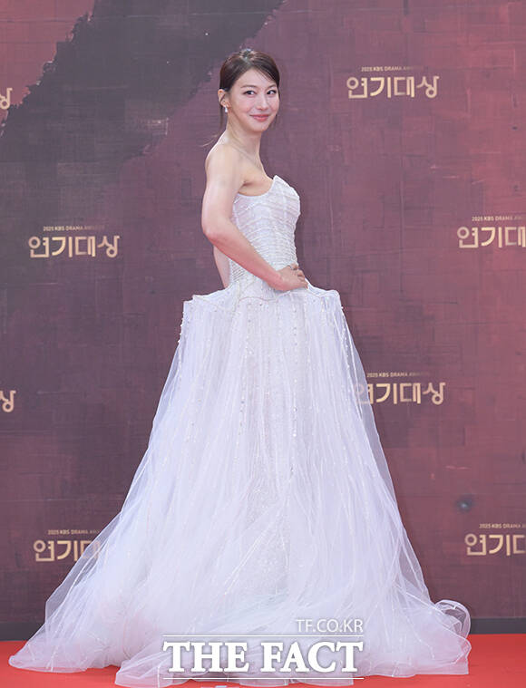 배우 유인영이 31일 오후 서울 영등포구 여의도 KBS 신관에서 열린 'KBS 연기대상' 포토월에 참석해 포즈를 취하고 있다. /박헌우 기자