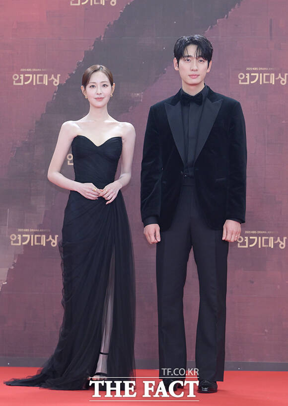 배우 신슬기(왼쪽)와 윤박이 31일 오후 서울 영등포구 여의도 KBS 신관에서 열린 'KBS 연기대상' 포토월에 참석해 포즈를 취하고 있다. /박헌우 기자