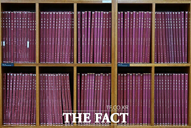 ‘특수자료 취급지침’으로 관리되던 노동신문이 ‘일반자료’로 전환된 31일 서울 서초구 국립중앙박물관 북한자료센터에서 관계자가 노동신문을 소개하고 있다. /배정한 기자