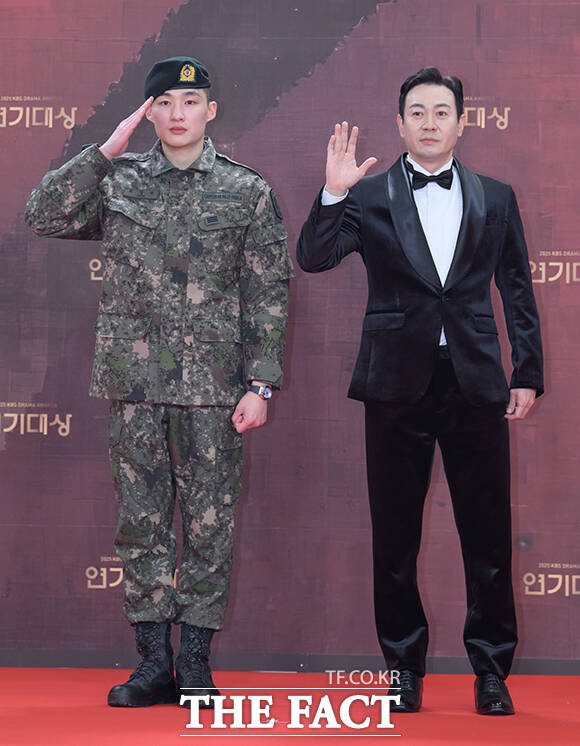 배우 권지우(왼쪽)와 박용우가 31일 오후 서울 영등포구 여의도 KBS 신관에서 열린 'KBS 연기대상' 포토월에 참석해 포즈를 취하고 있다. /박헌우 기자