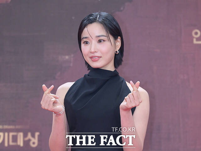 배우 방효린이 31일 오후 서울 영등포구 여의도 KBS 신관에서 열린 'KBS 연기대상' 포토월에 참석해 포즈를 취하고 있다. /박헌우 기자