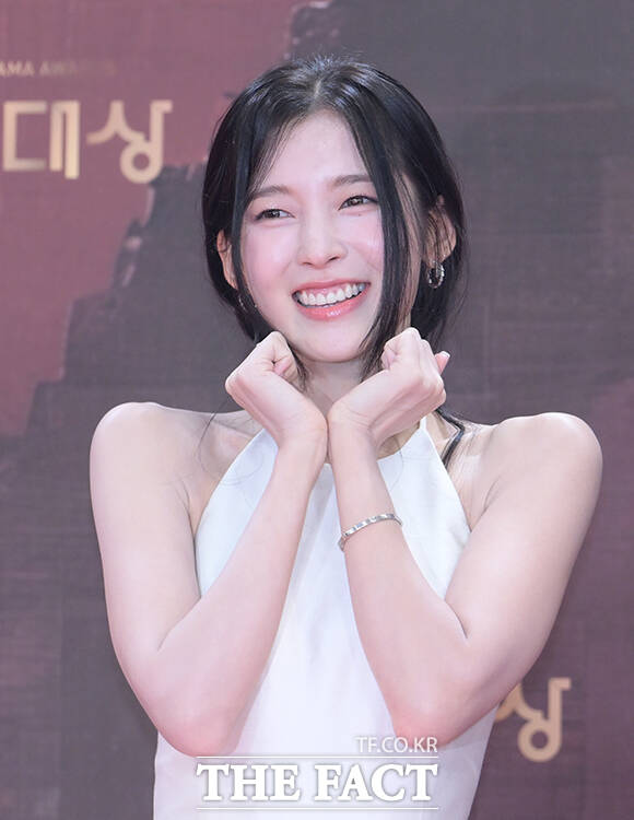 배우 아린(왼쪽)과 유정후가 31일 오후 서울 영등포구 여의도 KBS 신관에서 열린 'KBS 연기대상' 포토월에 참석해 포즈를 취하고 있다. /박헌우 기자