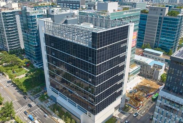 건설사들이 AI 시대에 발맞춰 데이터센터, 에너지 등 새로운 사업을 확대시키고 있다. 사진은 DL이앤씨가 지은 '가산 데이터센터'. /DL이앤씨