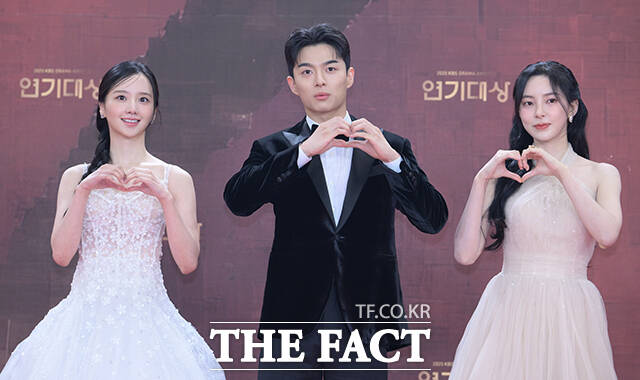 배우 박정연과 손상연, 신수현(왼쪽부터)이 31일 오후 서울 영등포구 여의도 KBS 신관에서 열린 'KBS 연기대상' 포토월에 참석해 포즈를 취하고 있다. /박헌우 기자