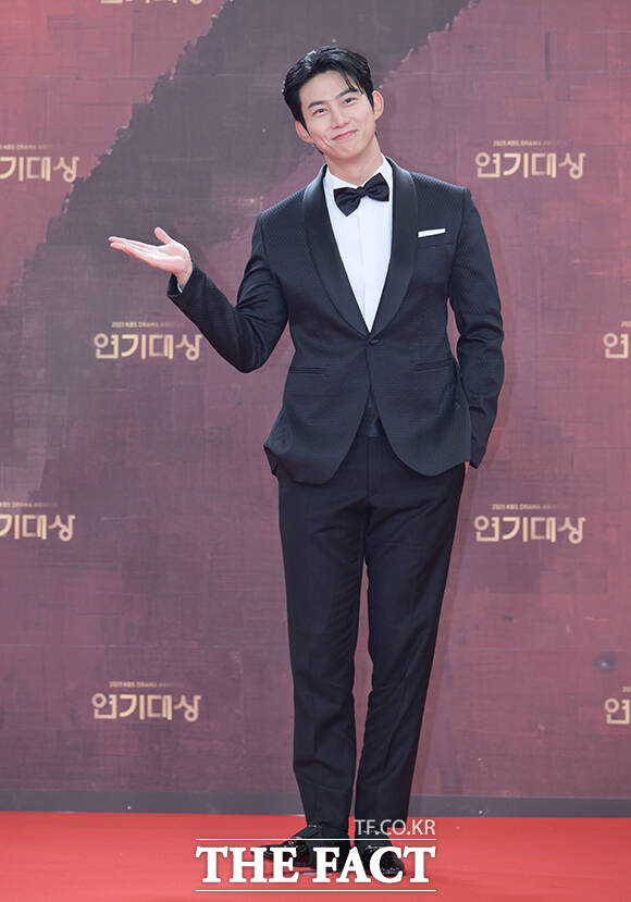 배우 옥택연이 31일 오후 서울 영등포구 여의도 KBS 신관에서 열린 'KBS 연기대상' 포토월에 참석해 포즈를 취하고 있다. /박헌우 기자