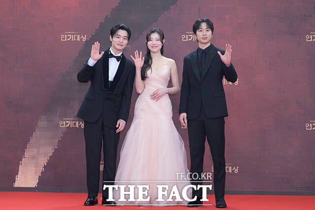 배우 양대혁과 김아영 문동혁(왼쪽부터)이 31일 오후 서울 영등포구 여의도 KBS 신관에서 열린 'KBS 연기대상' 포토월에 참석해 포즈를 취하고 있다. /박헌우 기자