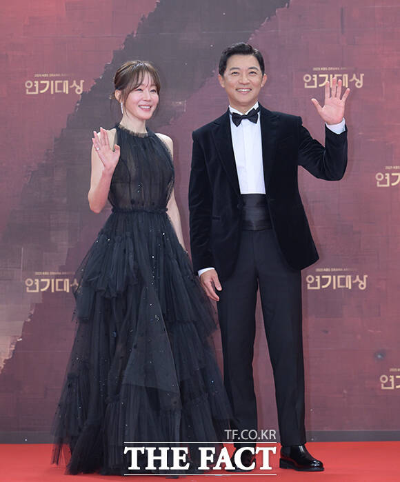 배우 엄지원(왼쪽)과 안재욱이 31일 오후 서울 영등포구 여의도 KBS 신관에서 열린 'KBS 연기대상' 포토월에 참석해 포즈를 취하고 있다. /박헌우 기자