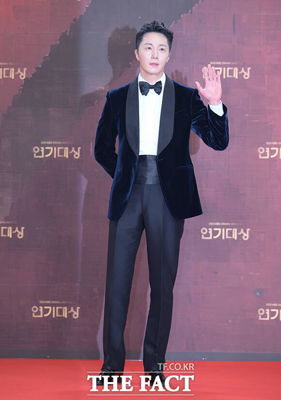 배우 정일우가 31일 오후 서울 영등포구 여의도 KBS 신관에서 열린 'KBS 연기대상' 포토월에 참석해 포즈를 취하고 있다. /박헌우 기자