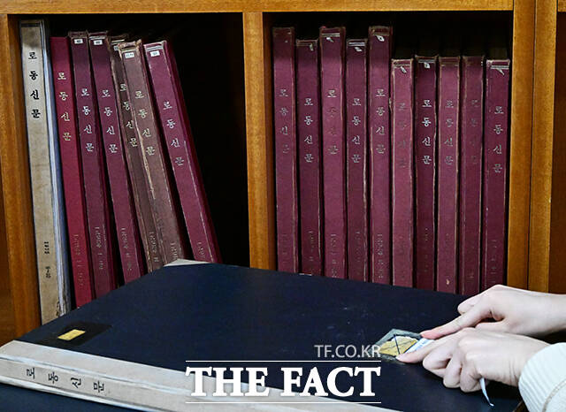 ‘특수자료 취급지침’으로 관리되던 노동신문이 ‘일반자료’로 전환된 31일 서울 서초구 국립중앙박물관 북한자료센터에서 관계자가 노동신문을 소개하고 있다. /배정한 기자