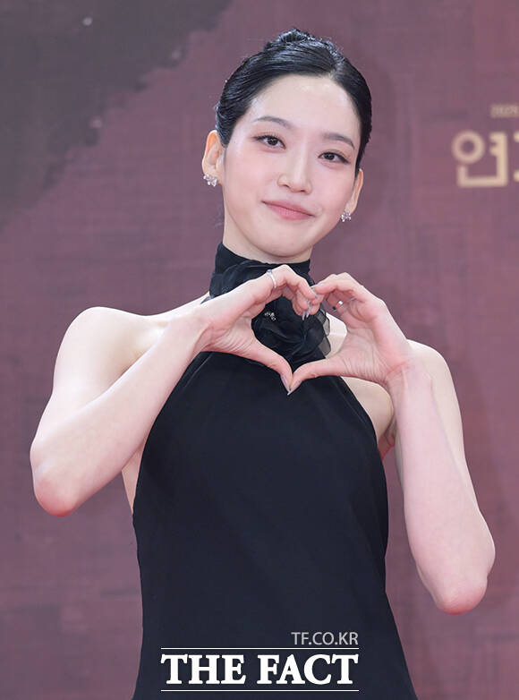 배우 한지현이 31일 오후 서울 영등포구 여의도 KBS 신관에서 열린 'KBS 연기대상' 포토월에 참석해 포즈를 취하고 있다. /박헌우 기자