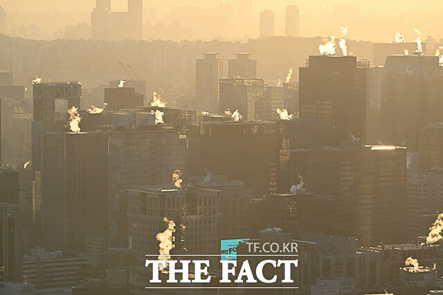 전국 대부분 지역 아침 기온이 영하권을 보인 26일 오전 서울 도심 빌딩에서 난방 수증기가 피어오르고 있다. /박헌우 기자