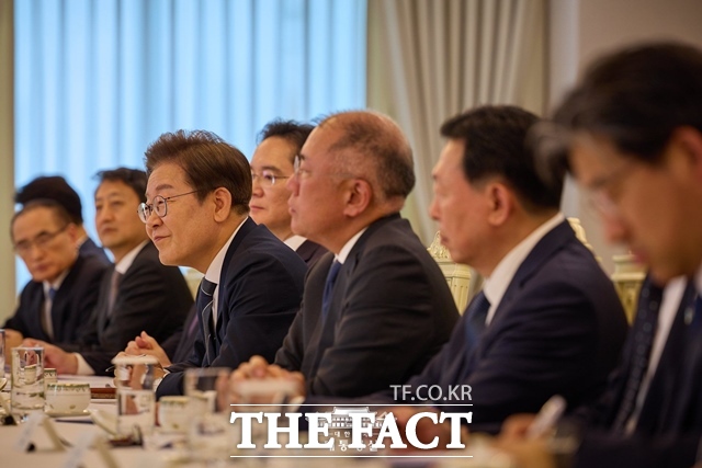 이재명 대통령이 지난 7월 용산 대통령실에서 5대 그룹 총수 및 경제 6단체장과 경제인 간담회를 열고 의견을 나누는 모습. /대통령실