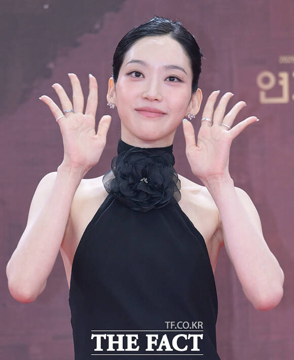 배우 한지현이 31일 오후 서울 영등포구 여의도 KBS 신관에서 열린 'KBS 연기대상' 포토월에 참석해 포즈를 취하고 있다. /박헌우 기자