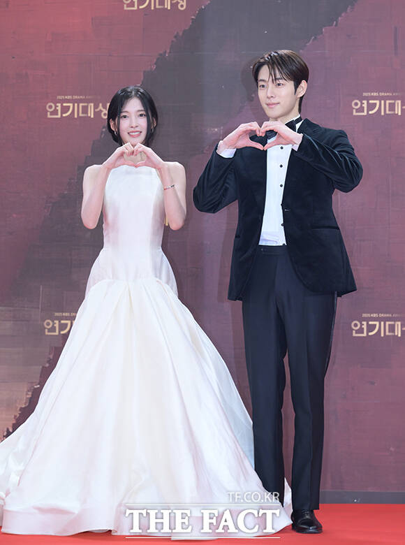 배우 아린(왼쪽)과 유정후가 31일 오후 서울 영등포구 여의도 KBS 신관에서 열린 'KBS 연기대상' 포토월에 참석해 포즈를 취하고 있다. /박헌우 기자