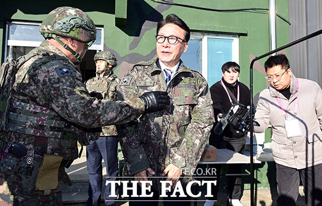 김민석 국무총리가 31일 오전 군사대비태세 점검 및 장병 격려차 경기도 파주시 육군 9사단 임진강대대를 방문해 철책을 점검하고 있다. /파주=임영무 기자