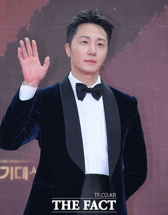 배우 정일우가 31일 오후 서울 영등포구 여의도 KBS 신관에서 열린 'KBS 연기대상' 포토월에 참석해 포즈를 취하고 있다. /박헌우 기자