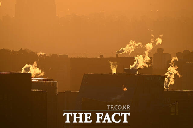 전국 대부분 지역 아침 기온이 영하권을 보인 26일 오전 서울 도심 빌딩에서 난방 수증기가 피어오르고 있다. /박헌우 기자