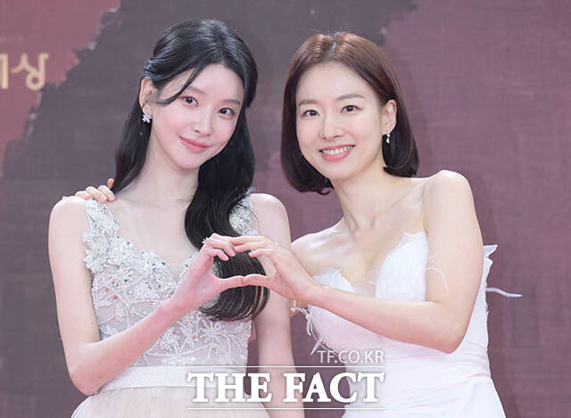 배우 이효나(왼쪽)와 이시아가 31일 오후 서울 영등포구 여의도 KBS 신관에서 열린 'KBS 연기대상' 포토월에 참석해 포즈를 취하고 있다. /박헌우 기자