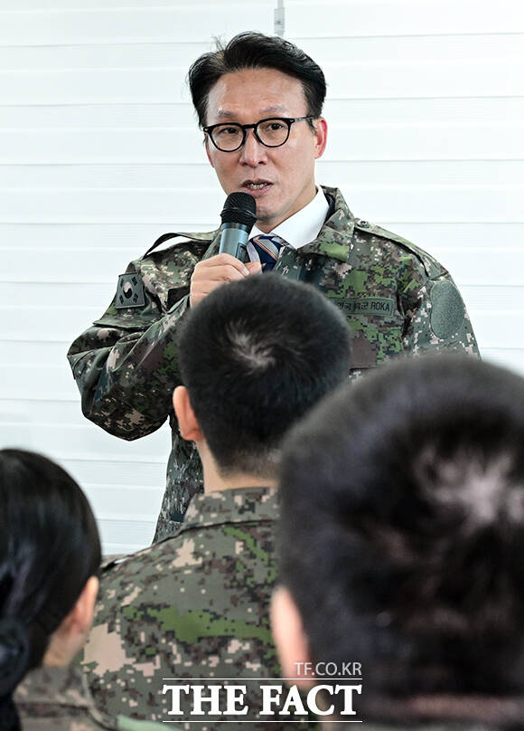 김민석 국무총리가 31일 오전 군사대비태세 점검 및 장병 격려차 경기도 파주시 육군 9사단 임진강대대를 방문해 철책을 점검하고 있다. /파주=임영무 기자