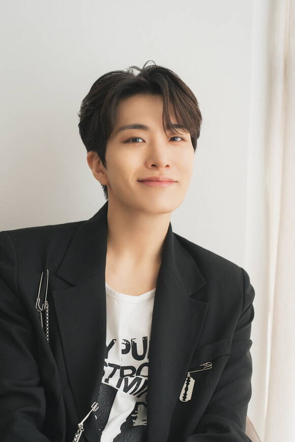 가수 영재가 유기견 보호 쉼터 '코리안독스 레인보우 쉼터'에 후원금 3000만 원을 전달했다./앤드벗 컴퍼니