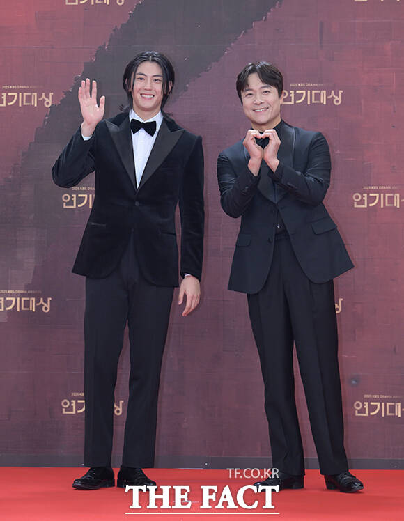 배우 이석기(왼쪽)와 최대철이 31일 오후 서울 영등포구 여의도 KBS 신관에서 열린 'KBS 연기대상' 포토월에 참석해 포즈를 취하고 있다. /박헌우 기자