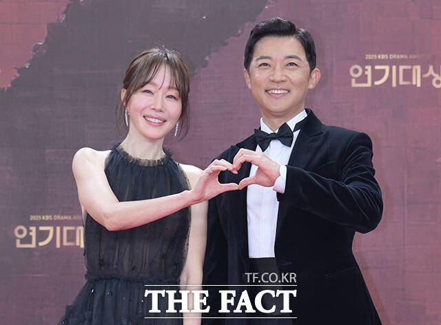 배우 엄지원(왼쪽)과 안재욱이 31일 오후 서울 영등포구 여의도 KBS 신관에서 열린 'KBS 연기대상' 포토월에 참석해 포즈를 취하고 있다. /박헌우 기자