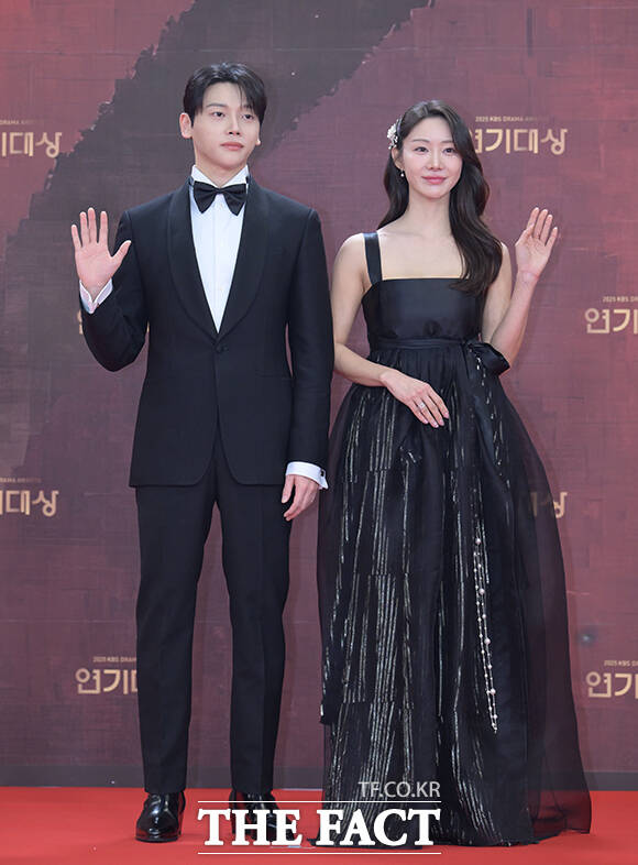 배우 권도형(왼쪽)과 한그루가 31일 오후 서울 영등포구 여의도 KBS 신관에서 열린 'KBS 연기대상' 포토월에 참석해 포즈를 취하고 있다. /박헌우 기자