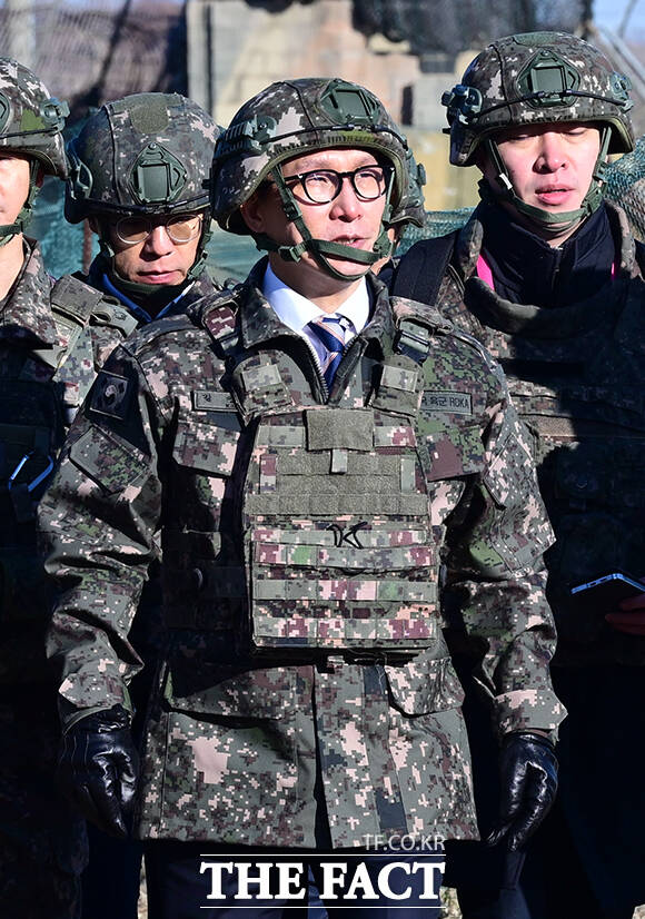 김민석 국무총리가 31일 오전 군사대비태세 점검 및 장병 격려차 경기도 파주시 육군 9사단 임진강대대를 방문해 철책을 점검하고 있다. /파주=임영무 기자