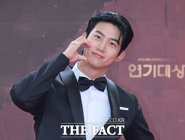 배우 옥택연이 31일 오후 서울 영등포구 여의도 KBS 신관에서 열린 'KBS 연기대상' 포토월에 참석해 포즈를 취하고 있다. /박헌우 기자