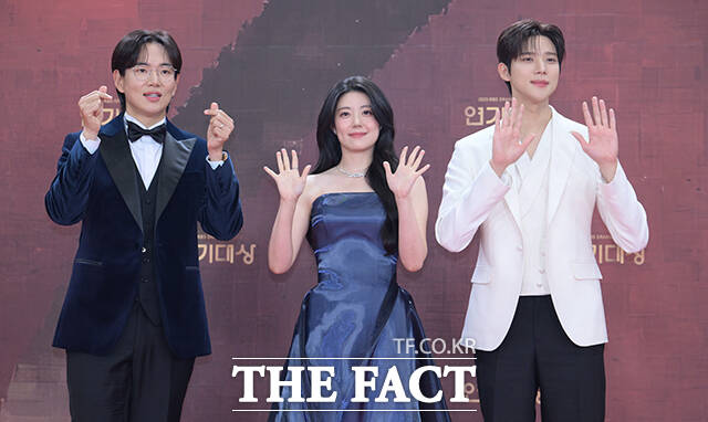 'KBS 연기대상' MC를 맡은 장성규와 남지현, 문상민(왼쪽부터)이 31일 오후 서울 영등포구 여의도 KBS 신관에서 열린 'KBS 연기대상' 포토월에 참석해 포즈를 취하고 있다. /박헌우 기자