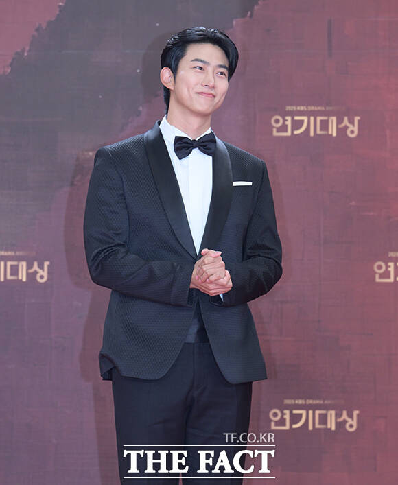 배우 옥택연이 31일 오후 서울 영등포구 여의도 KBS 신관에서 열린 'KBS 연기대상' 포토월에 참석해 포즈를 취하고 있다. /박헌우 기자