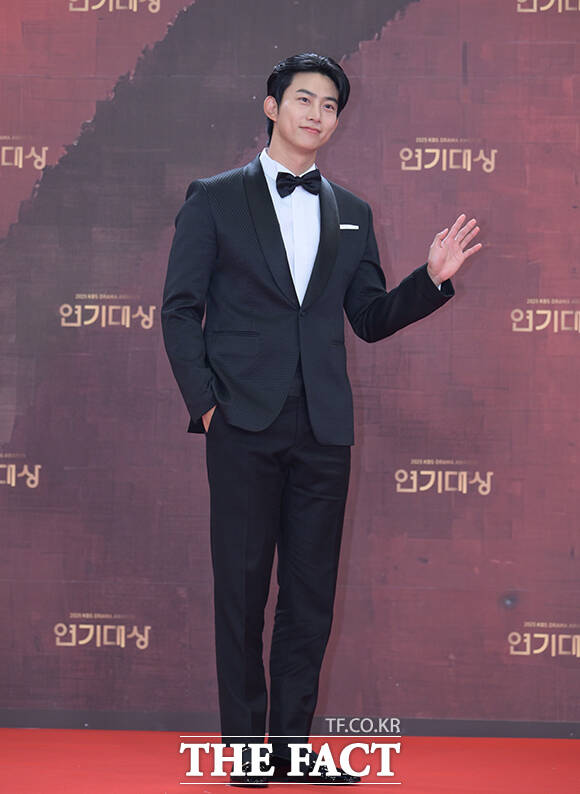 배우 옥택연이 31일 오후 서울 영등포구 여의도 KBS 신관에서 열린 'KBS 연기대상' 포토월에 참석해 포즈를 취하고 있다. /박헌우 기자