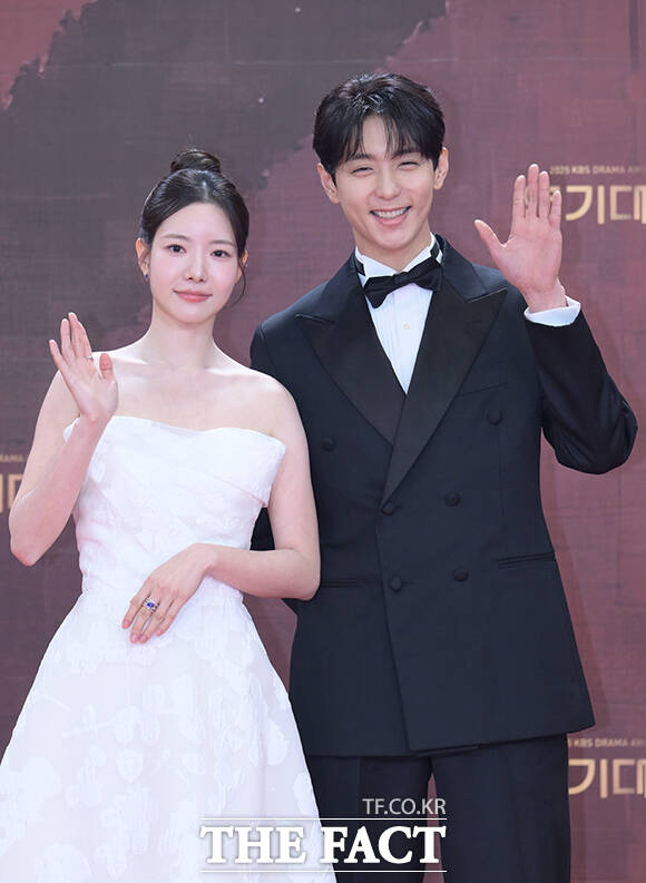 배우 하승리(왼쪽)와 현우가 31일 오후 서울 영등포구 여의도 KBS 신관에서 열린 'KBS 연기대상' 포토월에 참석해 포즈를 취하고 있다. /박헌우 기자