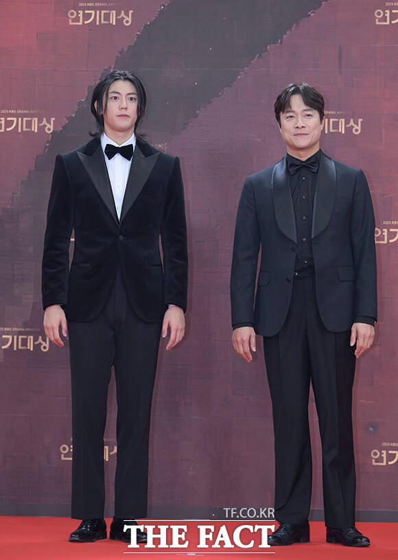 배우 이석기(왼쪽)와 최대철이 31일 오후 서울 영등포구 여의도 KBS 신관에서 열린 'KBS 연기대상' 포토월에 참석해 포즈를 취하고 있다. /박헌우 기자