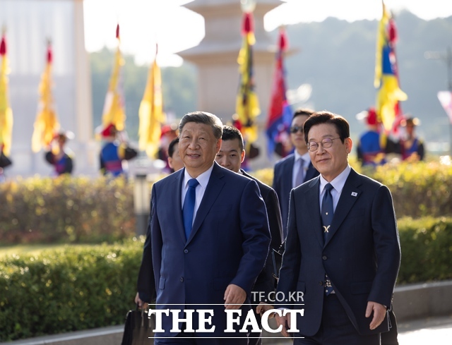 이재명 대통령이 1일 경북 국립경주박물관에서 시진핑 중국 국가주석과 함께 이동하고 있다. /대통령실