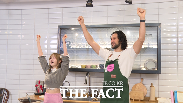 그룹 세이마이네임의 히토미(왼쪽)와 콘텐츠 크리에이터 챔보가 2025년 12월 29일 고양시 덕은동 한 스튜디오에서 만나 신년 떡국 만들기에 도전했다./김기범 기자, 유영림 기자