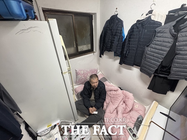 서울 용산구 동자동에 위치한 최성일(59) 씨가 거주하는 쪽방의 낡은 창문에서 찬바람이 들어오고 있다. /이라진 기자