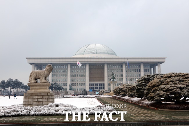 지방선거가 6개월 앞으로 다가오면서 정치권은 빅데이터와 AI 등을 활용한 지방선거 전략 방안을 구상하고 있다. 사진은 서울 여의도 국회의사당 전경. /국회