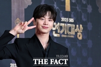  육성재 '아이돌 출신의 여유로운 포토타임' [TF사진관]