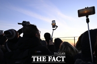  마지막 해넘이 바라보는 시민들 [포토]