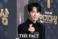  이준혁 '완벽한 손하트' [포토]