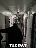  [르포] '변기 하나 달랑' 냉골 공용화장실…쪽방촌의 시린 겨울나기