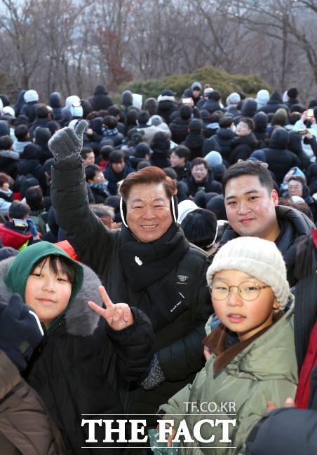 박승원 광명시장(가운데)이 시민들과 해맞이를 즐기고 있다. /광명시