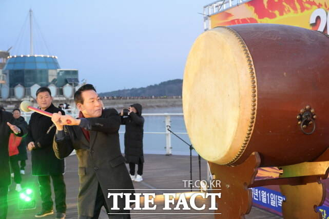 백성현 논산시장이 1일 탑정호에서 열린 새해맞이 행사에서 큰 북을 치고 있다. /논산시