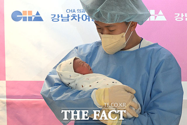 아빠 품에 안겨 2026년 병오년(丙午年) 새해를 알리는 쨈이(태명·왼쪽)와 도리(태명).